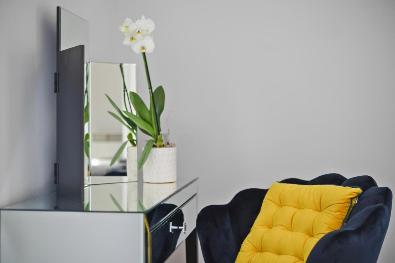 Stunning Apartment With Underground Parking! 런던 외부 사진