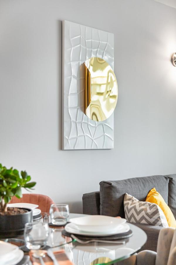 Stunning Apartment With Underground Parking! 런던 외부 사진