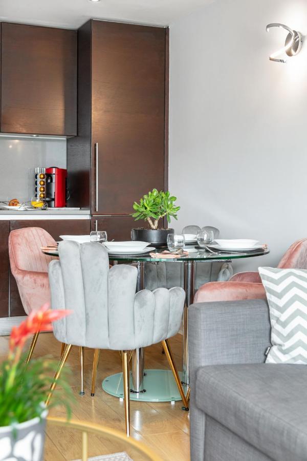 Stunning Apartment With Underground Parking! 런던 외부 사진