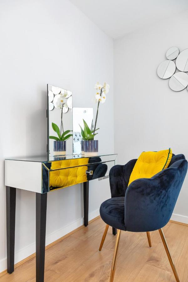 Stunning Apartment With Underground Parking! 런던 외부 사진